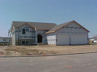 3212 11th St SW, Minot, ND 58701