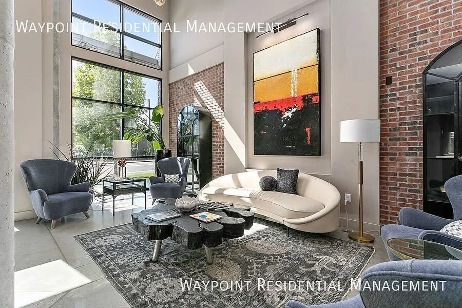 Luxury Top Floor View Condo With Expansive Space For Flexible Living — Photo 3