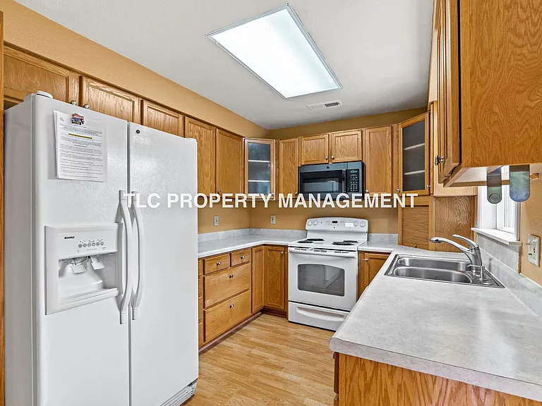 2199 Devos St — Photo 9