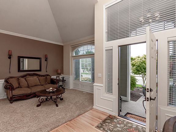 4th image of 939 N Laurel Ln