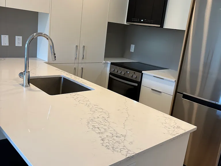 Dishwasher, tons of storage, room for 3-4 bar stools