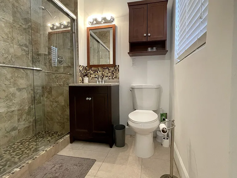 335 Georgia St — Photo 14