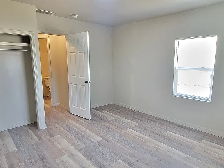 805 S Avenue C — Photo 14