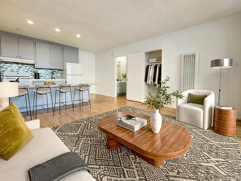 1447 S Saltair Ave #208 — Photo 2