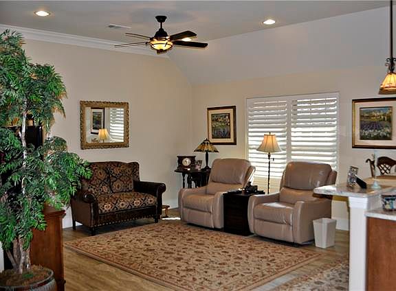 4th image of 131 Crestpark Dr