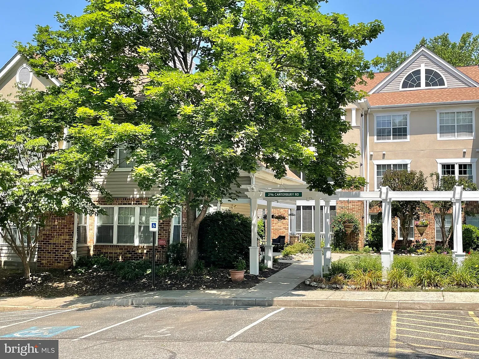 296 Canterbury Rd APT M photo 1