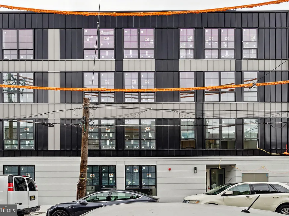 1112-16 E Berks St #204