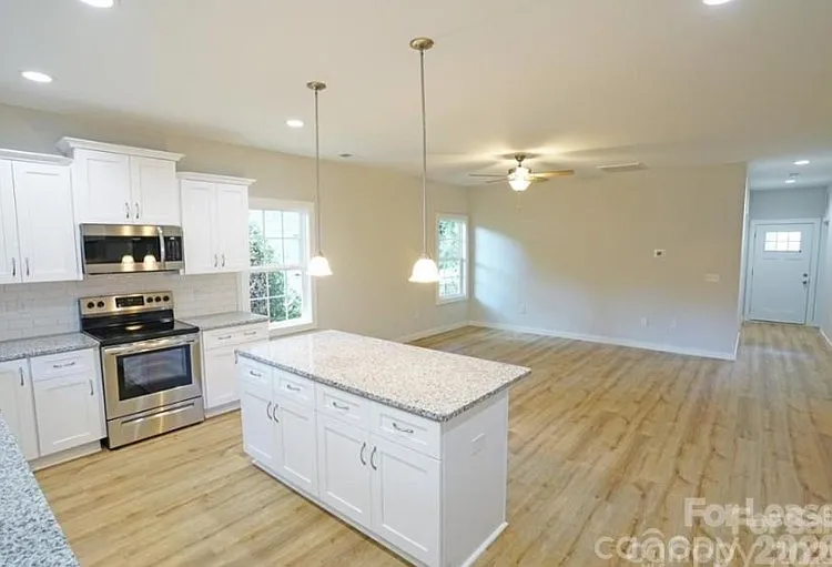 817 W Davidson Ave — Photo 3