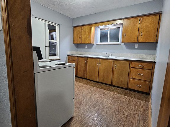 4th image of 104A Elm St #A