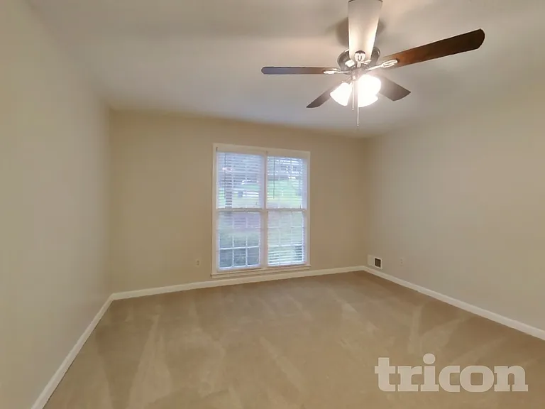 649 Stratford Dr — Photo 7