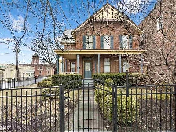 Front entrance / yard