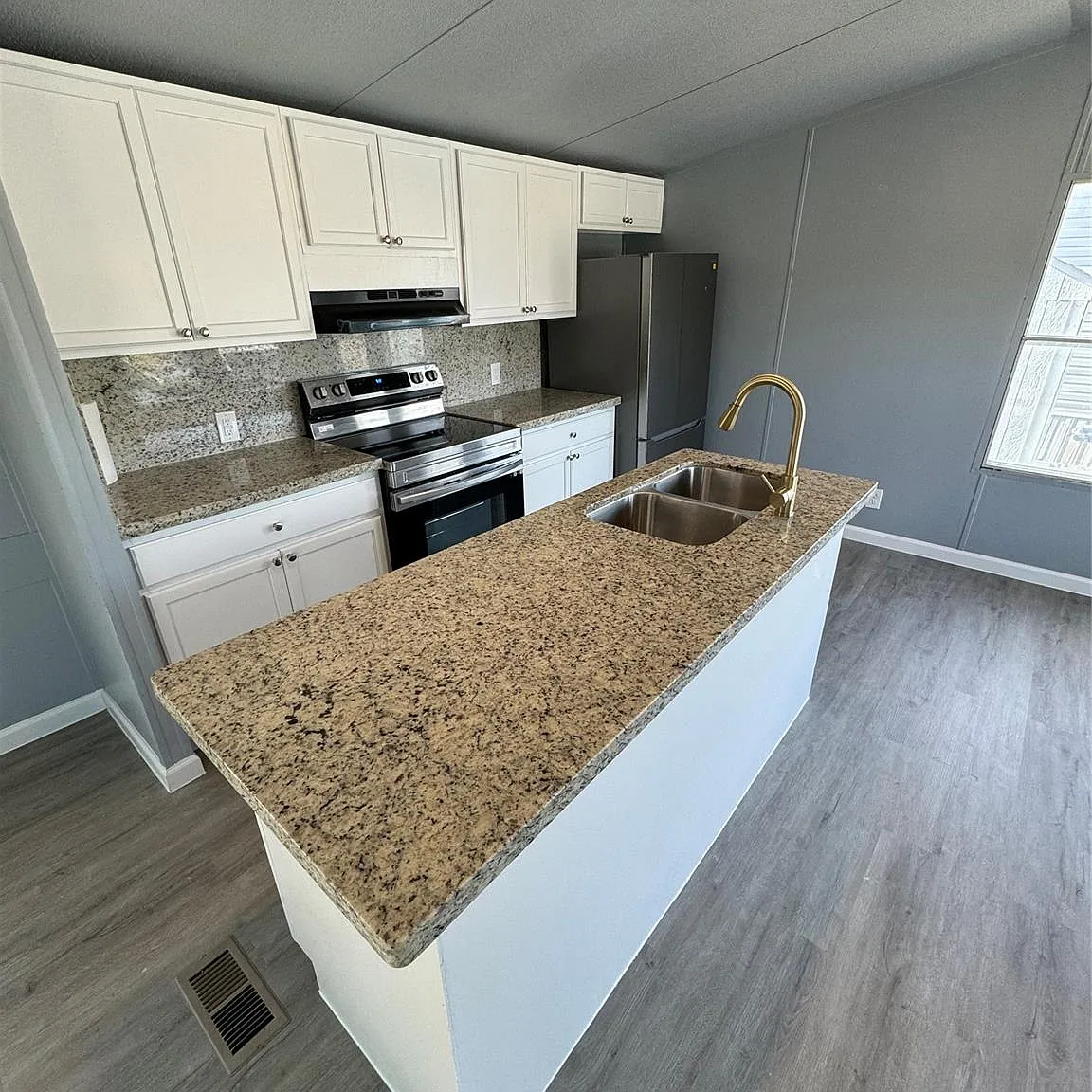 2 bed, 1.0 bath, 1556 sqft, $1,100 — Photo 3