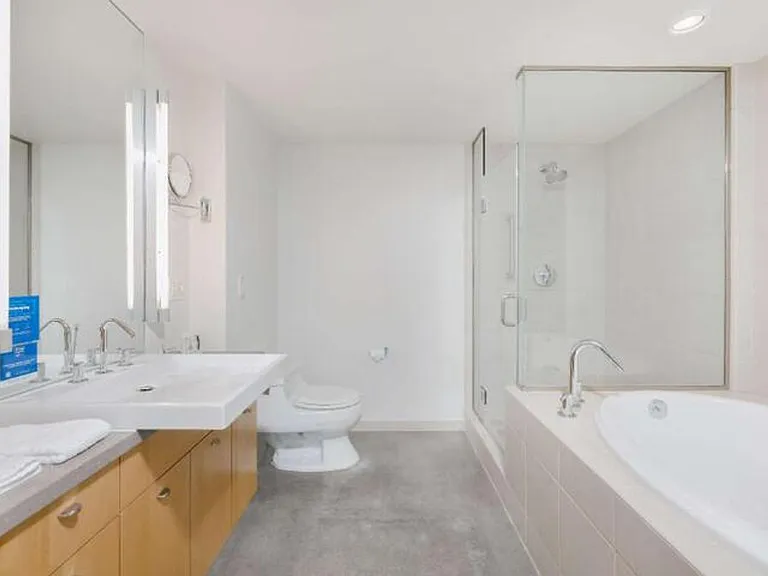 404 E College St — Photo 11