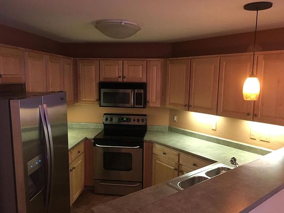 Kitchen w/Breakfast Bar