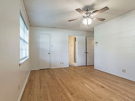 5th image of 933 Bedford Ct W
