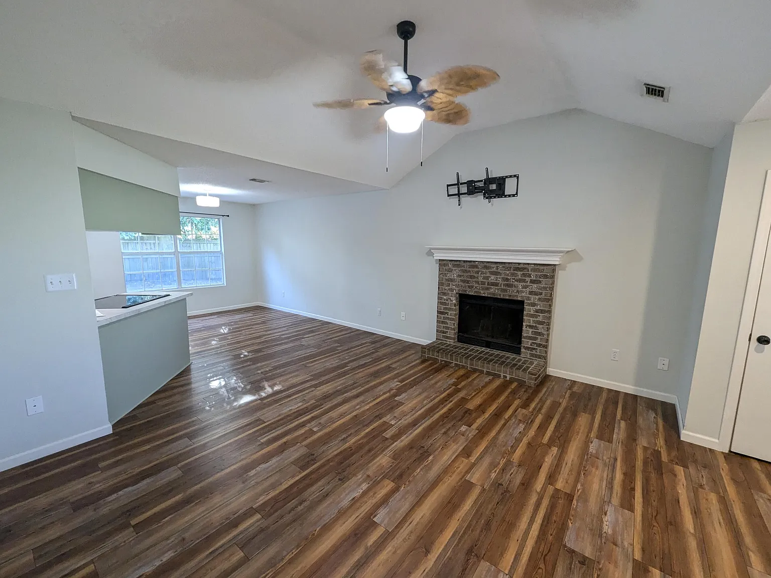 3 bed, 2.0 bath, 1210 sqft, $1,920 — Photo 3