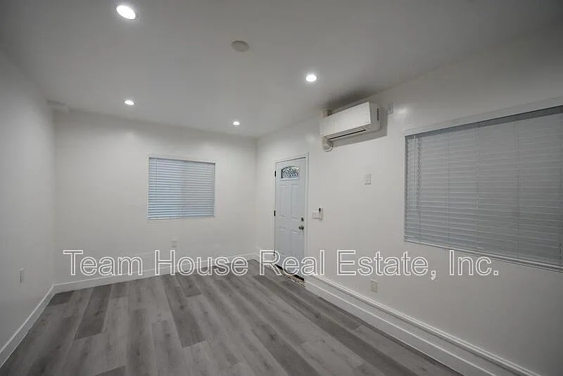 1 bed, 1.0 bath, 434 sqft, $1,950 — Photo 2