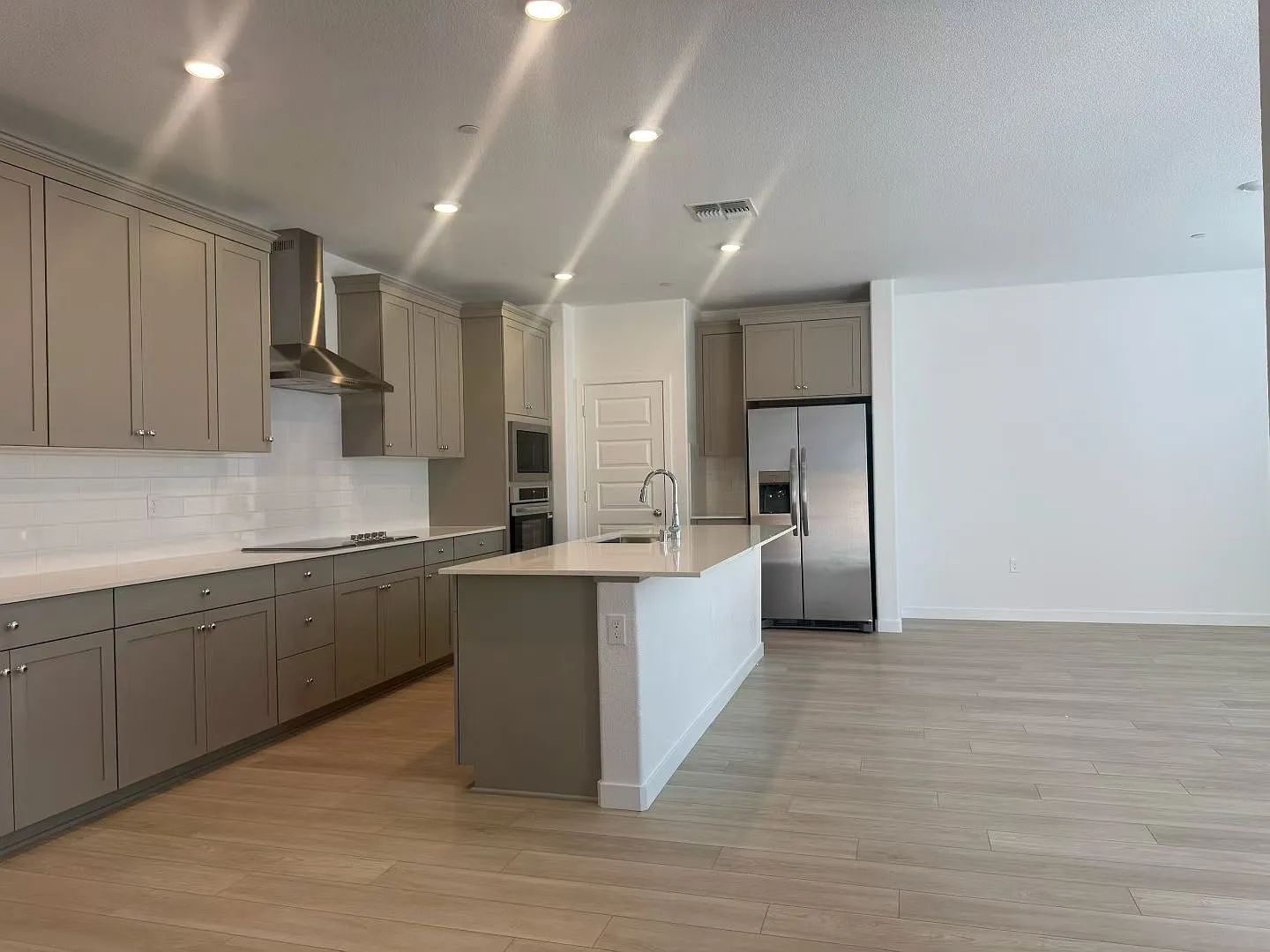 5 bed, 2793 sqft, $3,800 — Photo 3