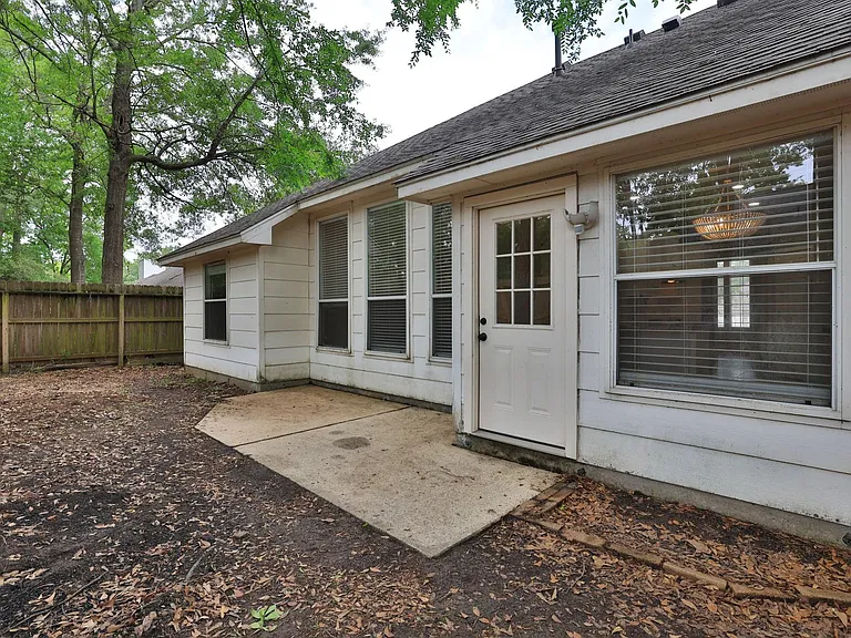 909 Katie Ln — Photo 36