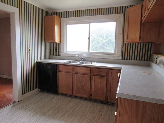 4th image of 302 Oakdale St