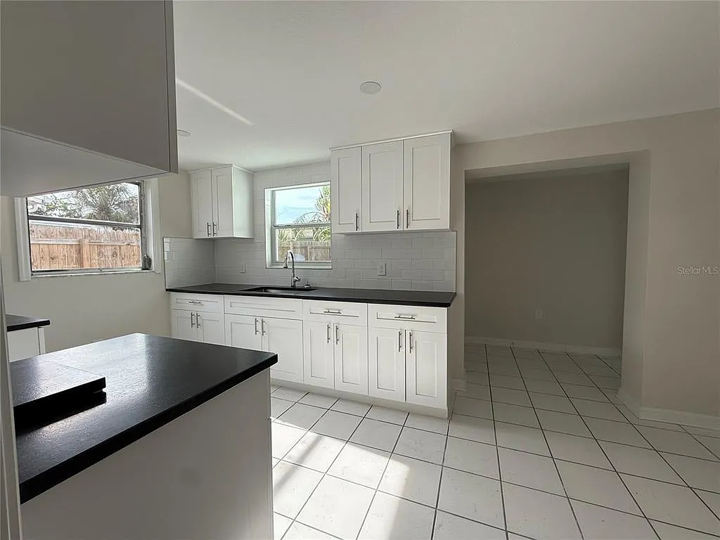 3 bed, 2.0 bath, 1429 sqft, $1,899 — Photo 3