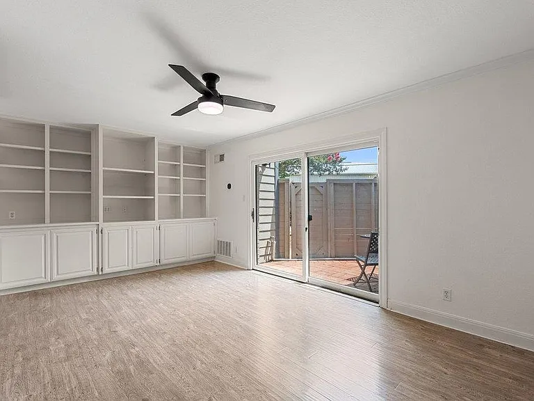 2500 Steck Ave #32 — Photo 3