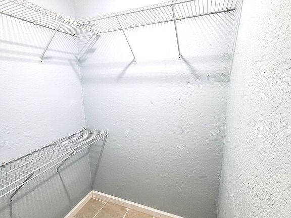 BEDROOMS WALK IN CLOSET