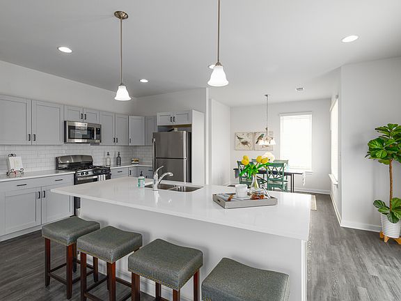 4th image of 518 Bond St