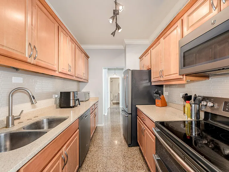111 E Chestnut St #57G — Photo 11