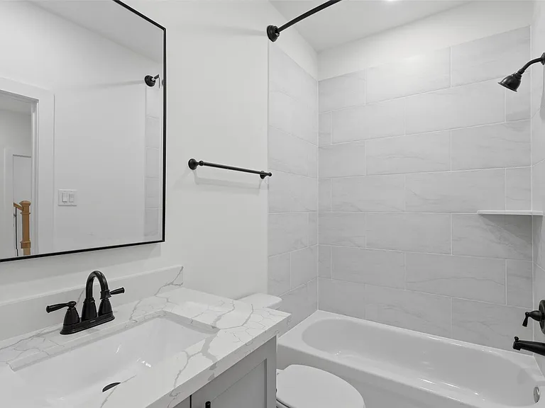 714 W Donovan St #A — Photo 18