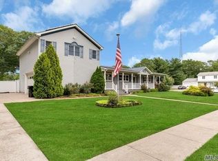 65 44th St, Islip, NY 11751