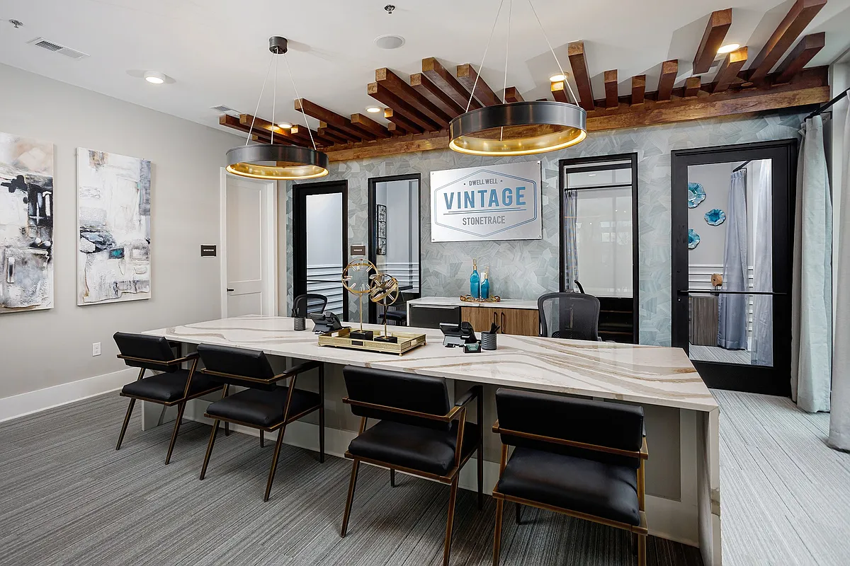 Building Photo - Vintage Stonetrace