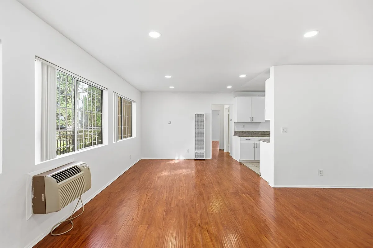 Building Photo - 956 Elden Ave