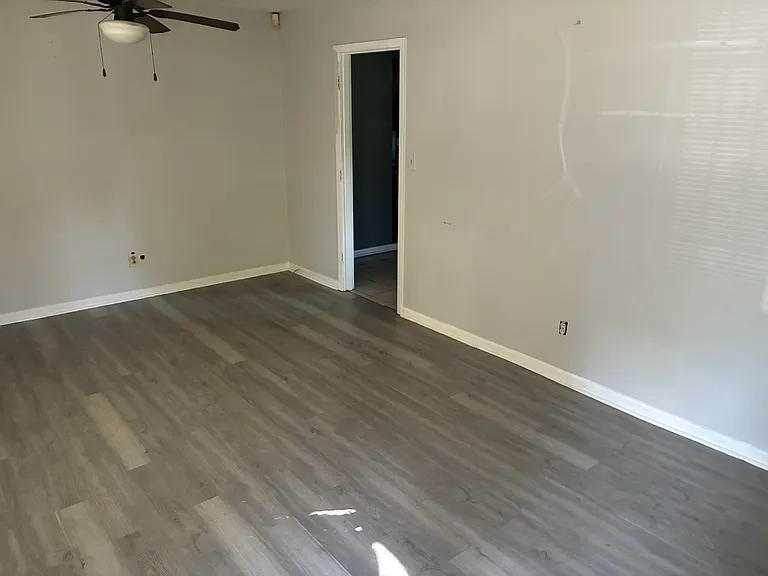 114 Hanford Pl — Photo 2