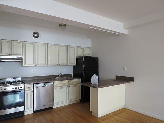5th image of 611 Grand St #2R