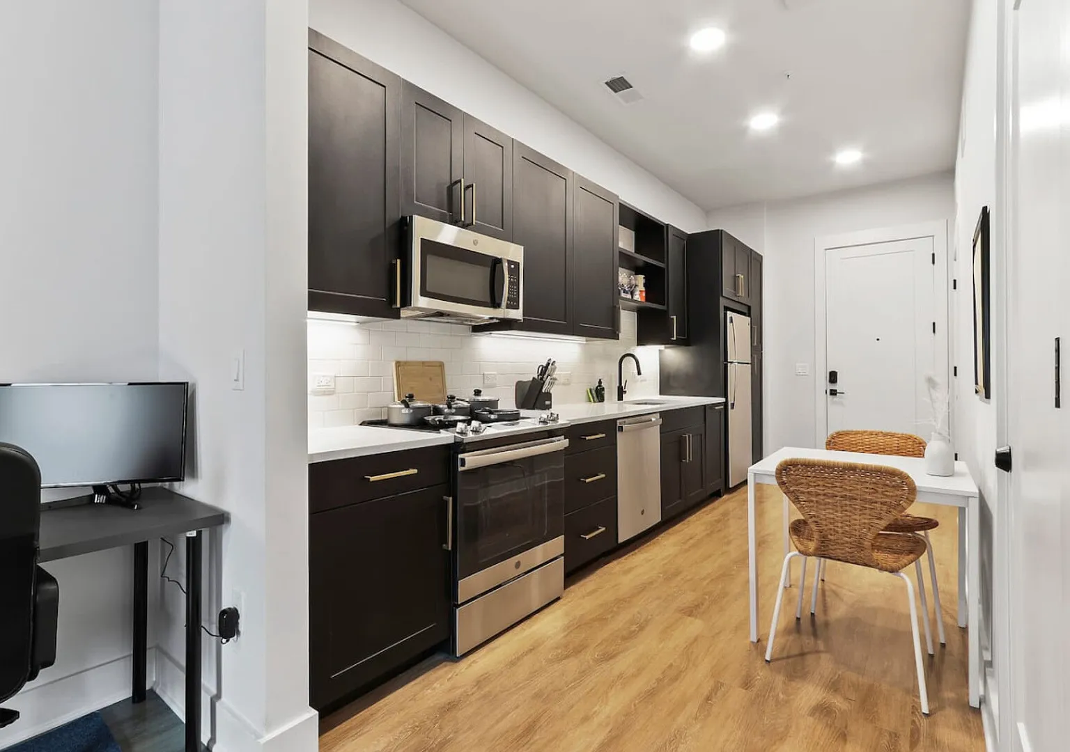Amazing Studio | Near Raymond James | Pool & Gym — Photo 3