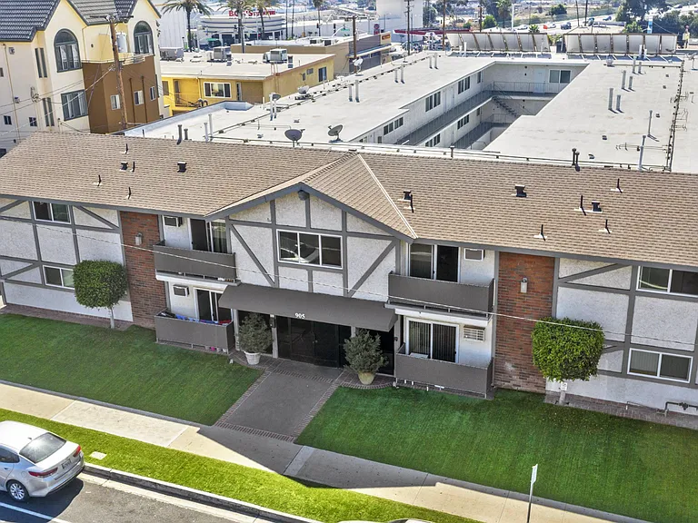 905 North 3rd Comfort, Community & Convenience in Vibrant Burbank — Photo 12