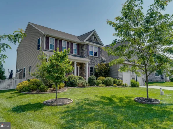 9 Sovereign Dr, Douglassville, PA 19518