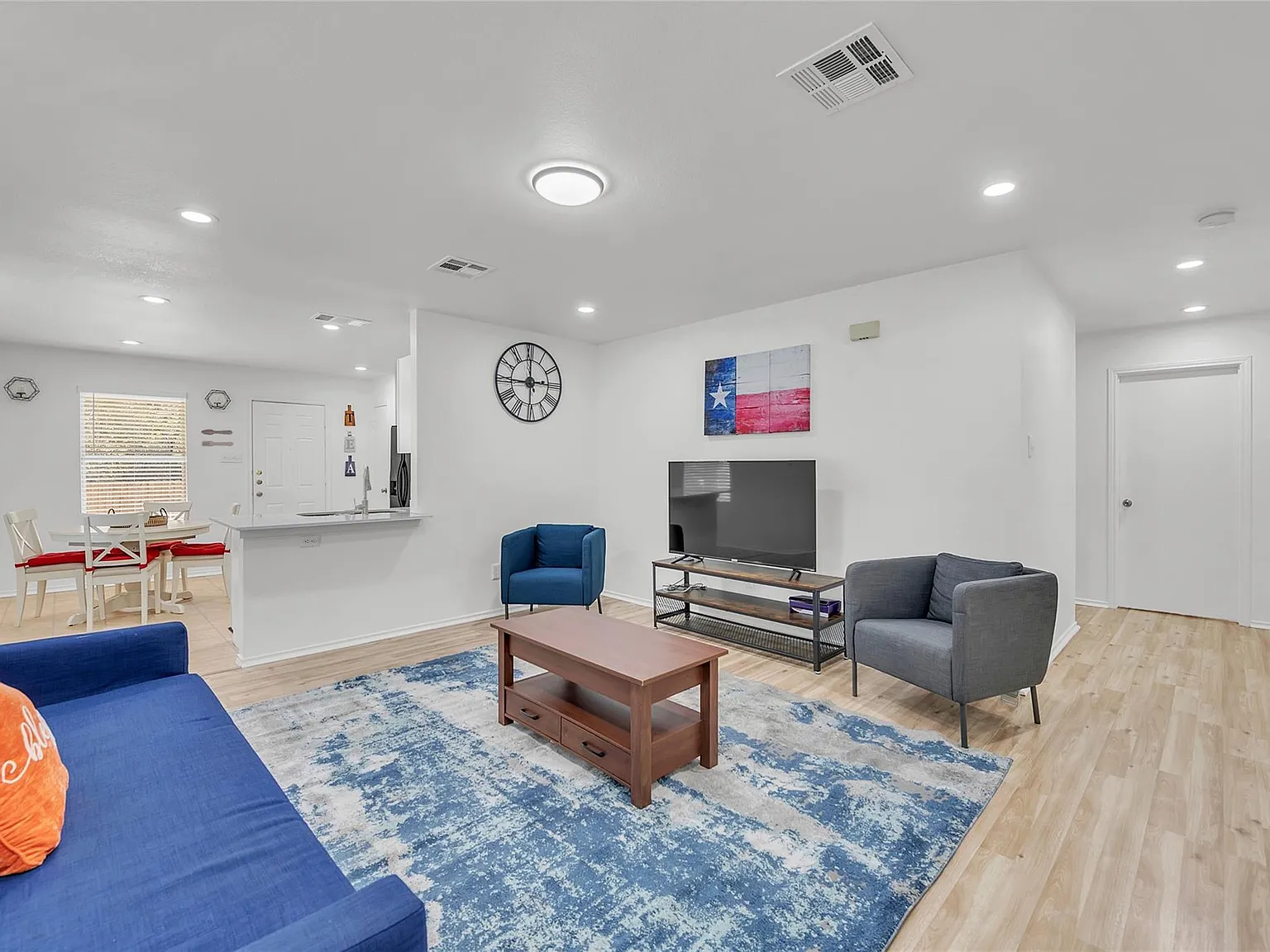 3 bed, 2.0 bath, 1338 sqft, $2,850 — Photo 3