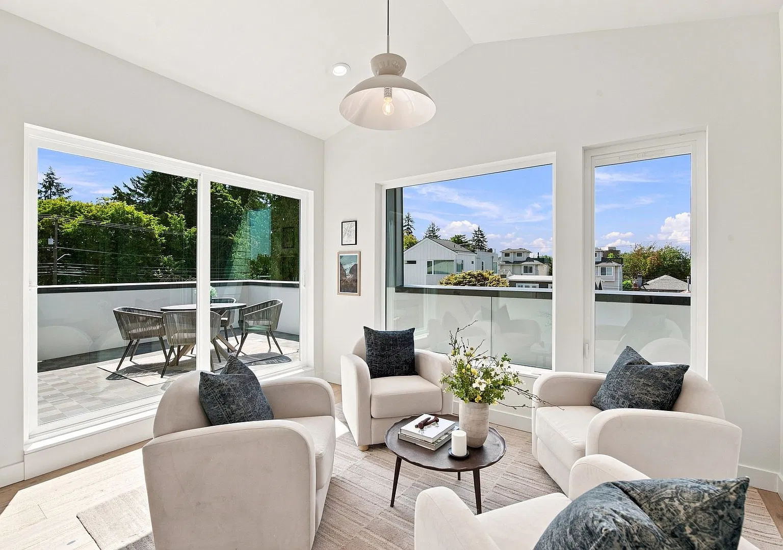 3Bd/2.75Ba Seattle Home — Photo 2