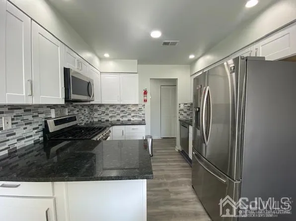 1210 Green Hollow Dr, Iselin, NJ 08830