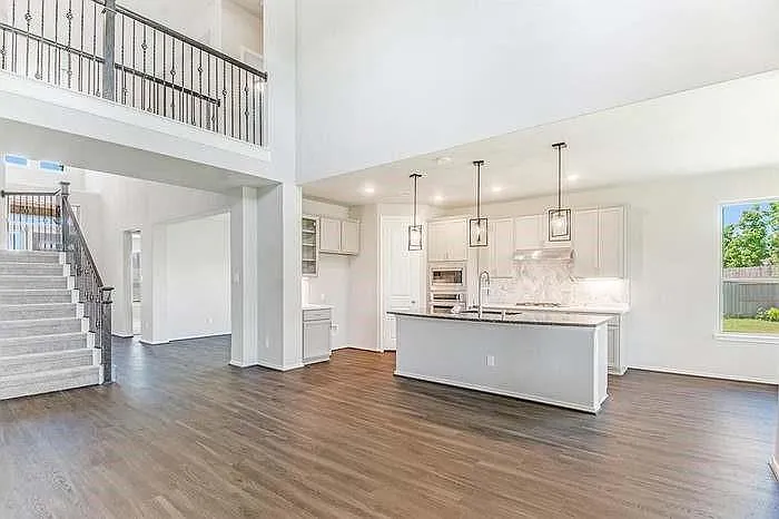4 bed, 3.0 bath, 2822 sqft, $3,200 — Photo 2