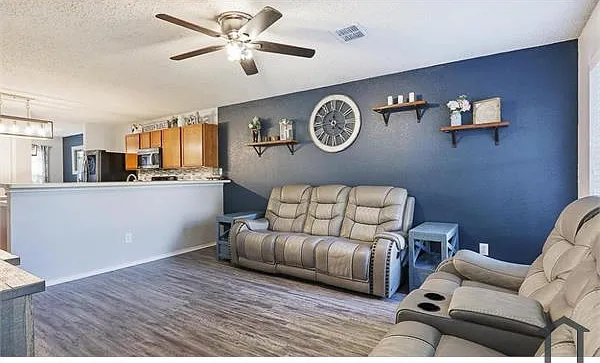 1109 Post Oak Trl — Photo 4