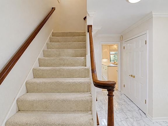 5th image of 620 West Ct