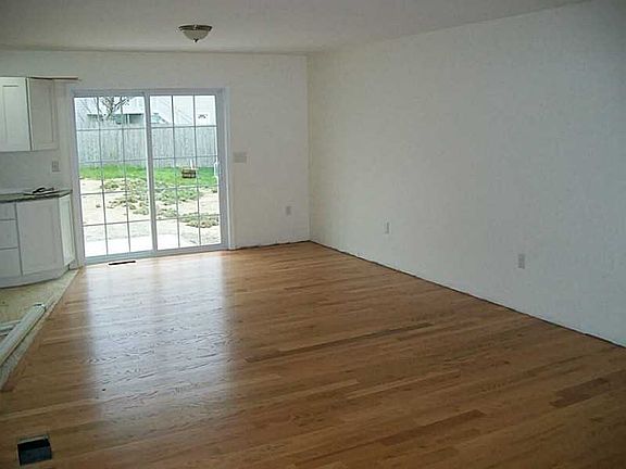 3rd image of 95 Royal Ave