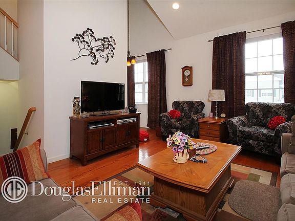 4th image of 427 Autumn Dr #427