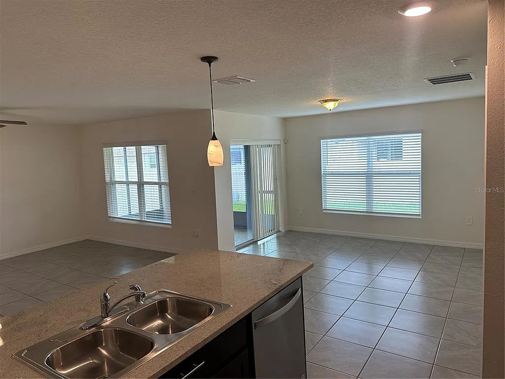 3 bed, 2.0 bath, 1670 sqft, $1,895 — Photo 4