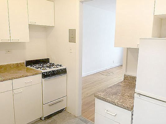 4th image of 304 E 38th St #2D