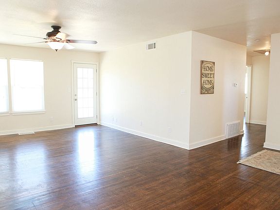 Open entry and lg living to back yard