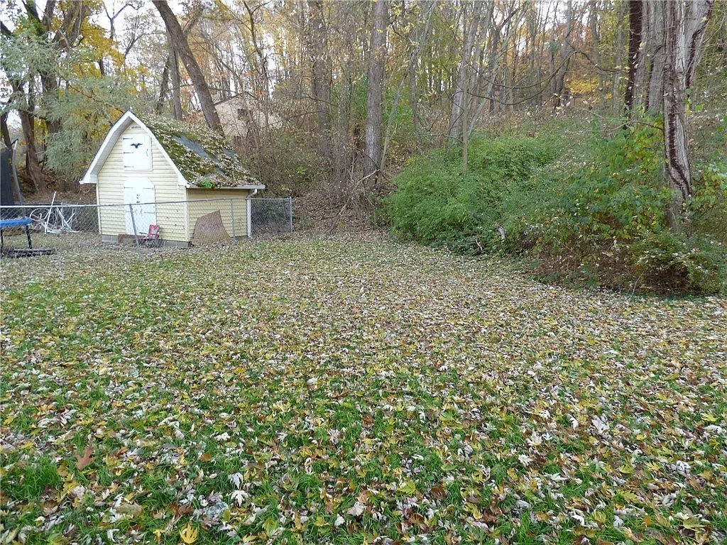 3 bed, 1.0 bath, 1352 sqft, $1,897 — Photo 3